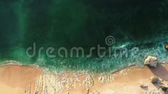 美丽透明的沙滩海水翻滚视频的预览图