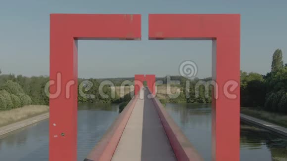 奥伊西河上的Cergy市有红色拱门的概念桥视频的预览图