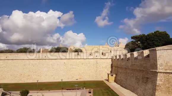 在明亮的夏日天空下马耳他拉巴特古老的姆迪纳堡垒视频的预览图