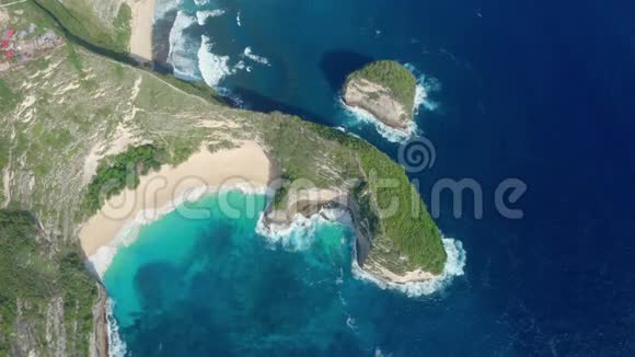 印度尼西亚NusaPenidaKelingking海滩的海景和山景视频的预览图