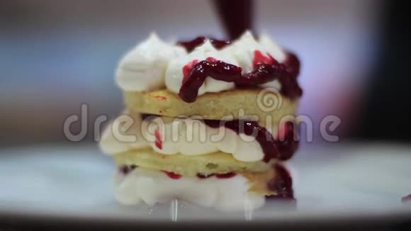 草莓奶油派餐厅甜点装饰关闭视频的预览图