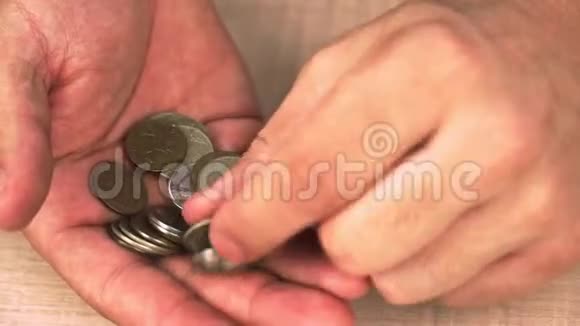 一个家伙找到了小硬币小钱贫穷和债务危机特写视频的预览图