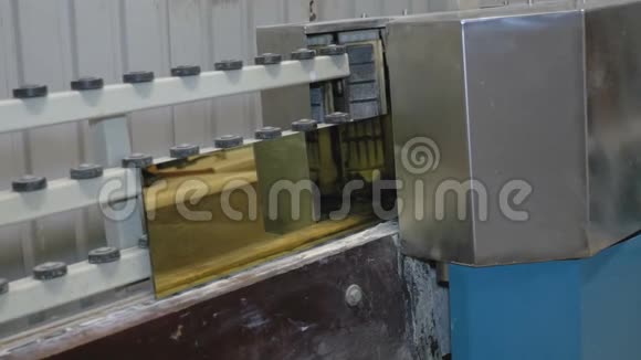 加工边缘的玻璃用金涂层在机床上配合程控工厂为视频的预览图