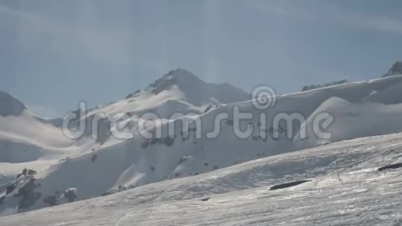 爬上缆车雪山滑雪跑晴天北高加索视频的预览图