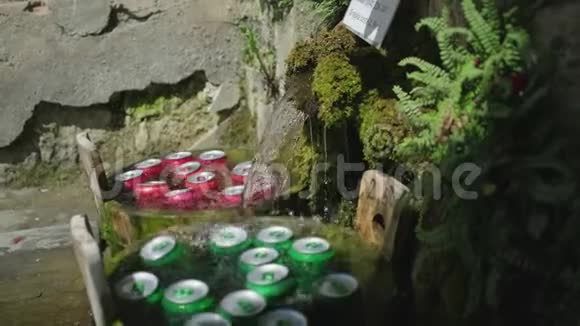 有啤酒和柠檬水的酒吧在室外冷却水视频的预览图