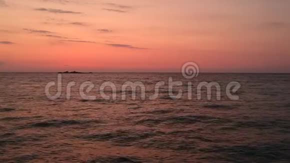 在日出前热带海洋上五彩缤纷的黎明视频的预览图