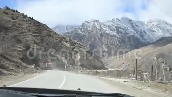 从车上看到美丽的风景在公路上的山山北高加索视频的预览图