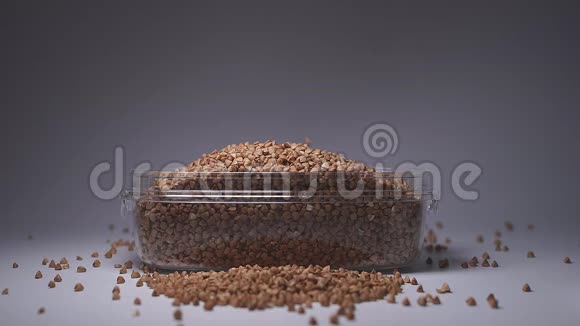 慢动作荞麦在罐子里睡着了桶里的荞麦隔离期自我隔离冠状病毒视频的预览图
