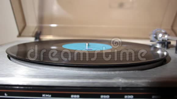 唱片机上的乙烯基旋转视频的预览图