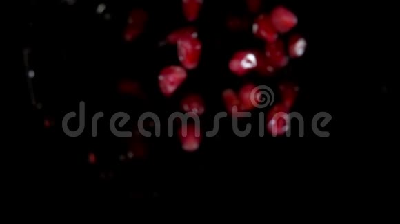 成熟的石榴粒被红汁溅起视频的预览图