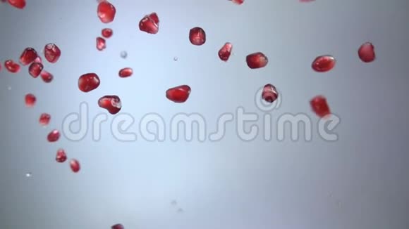 成熟石榴的汁粒随着水滴斜落视频的预览图