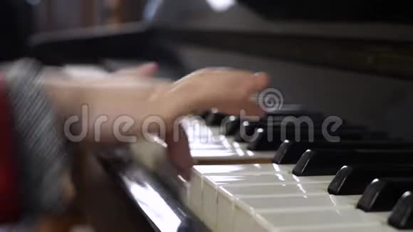 钢琴键盘上的儿童手视频的预览图