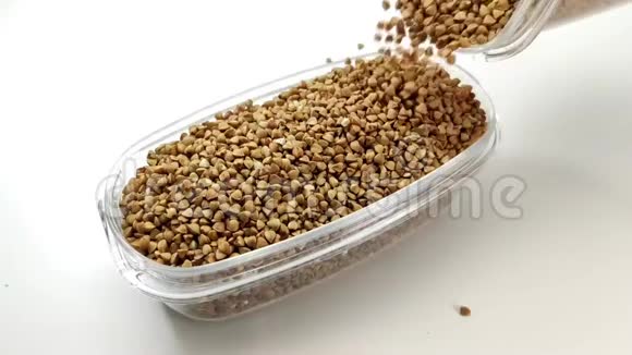 荞麦颗粒倒入罐子中储存检疫期间的有用食物冠状病毒流行视频的预览图