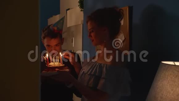 人们在黑暗中拿着蛋糕站着视频的预览图