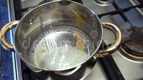滚刀上放着一个不锈钢锅锅柄金色有开水视频的预览图