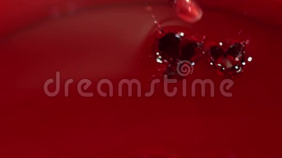 美味的石榴粒随着溅起的水花落入红汁中视频的预览图