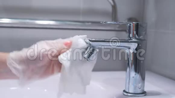 浴室的水龙头装有家用化学药品对病毒进行卫生处理和消毒视频的预览图