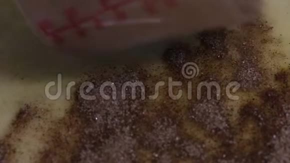 朱砂面团女人在肉桂上撒糖视频的预览图