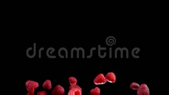 成熟的酸汁树莓飞上来在黑色的背景上旋转视频的预览图