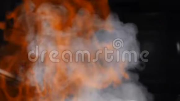 火焰点燃和燃烧在黑色背景下烹饪慢镜头一场真正的大火视频的预览图