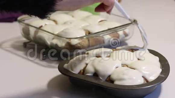 一个女人在烤朱砂上涂釉可爱的面包在烤盘上视频的预览图