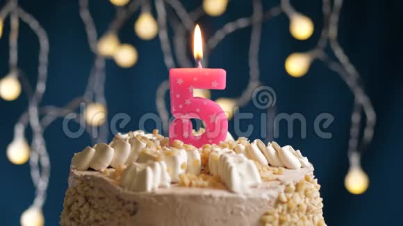 生日蛋糕蓝色背景上有5个数字的粉红色燃烧蜡烛蜡烛吹灭了慢速运动和特写镜头视频的预览图