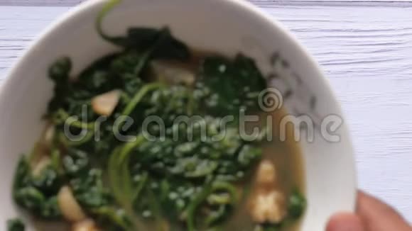 炒菠菜放在碗里健康生活视频的预览图