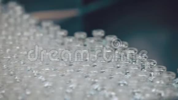 一家制药厂的玻璃无菌小瓶已经清洗干燥和消毒视频的预览图