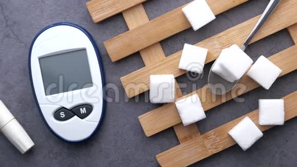 糖尿病测量工具和糖立方体放在桌子上视频的预览图