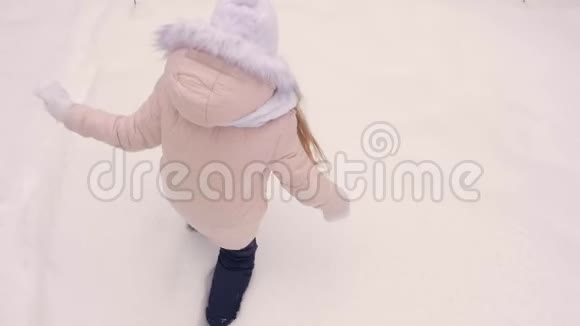 女孩做雪天使视频的预览图