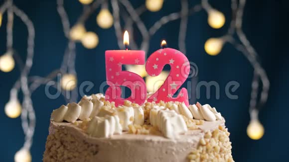 生日蛋糕蓝色背景上有52个数字背景蜡烛吹灭了慢速运动和特写镜头视频的预览图
