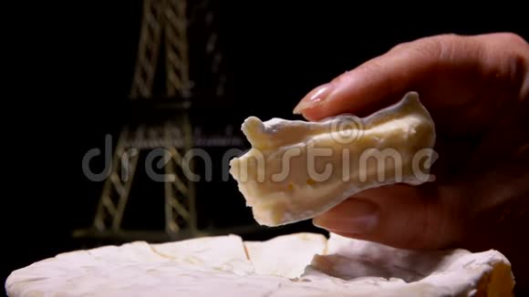 手指挤压一块三角形的法国软奶酪视频的预览图