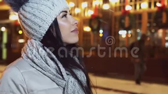 冬天女孩在夜空中仰望街道视频的预览图