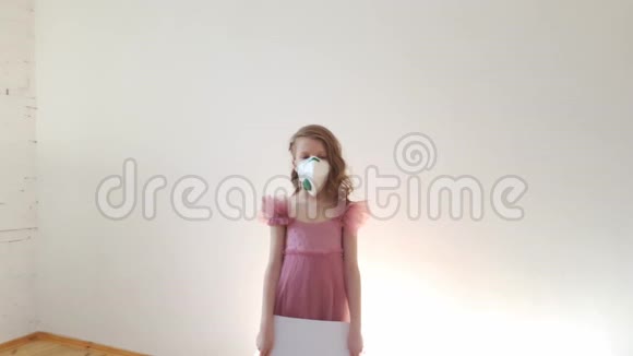 戴着医疗面具的7岁小女孩展示了停止冠状病毒的横幅概念2019nCov科罗纳病毒爆发视频的预览图