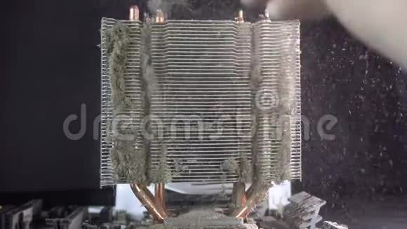 粉尘污染清洗处理器散热器从灰尘中下沉防静电刷视频的预览图