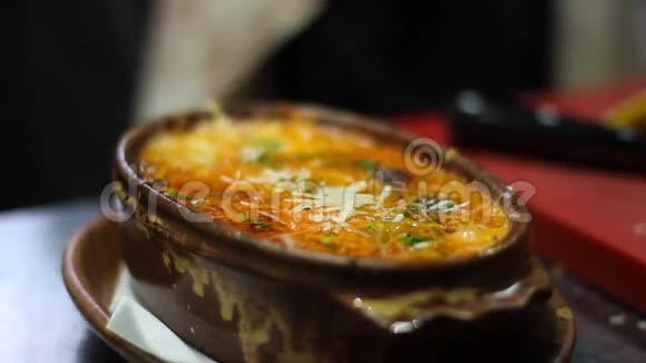 热的意大利腊肠加入奶酪意大利美食餐厅厨房视频的预览图
