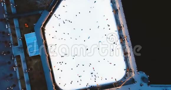 在街上溜冰场人们骑在冰上圣彼得堡新荷兰岛高空俯视4K全景视频的预览图