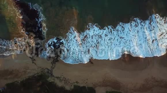 夏威夷海滩上的海浪视频的预览图