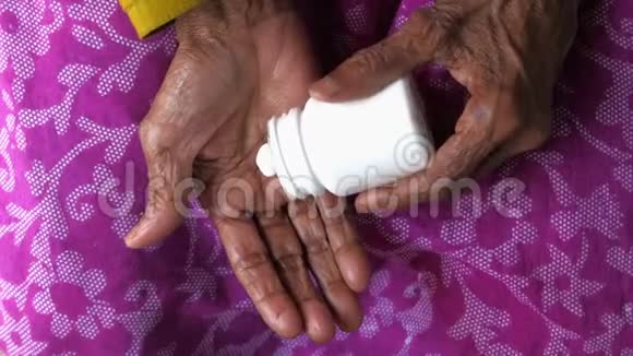 老年妇女服用避孕药的最高看法视频的预览图