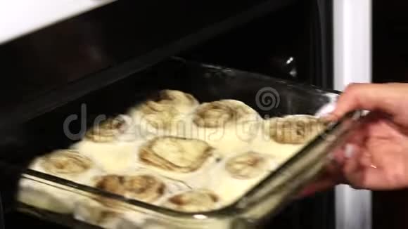 一个女人在烤面团上放朱砂特写镜头视频的预览图