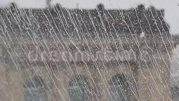在德国一天下雨雨滴在窗户里滑落视频的预览图