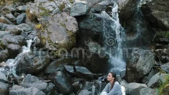 瀑布附近大自然的女人视频的预览图