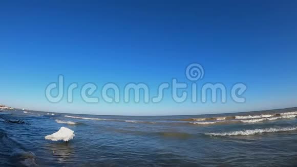 水威斯康星州的冬季海滨密歇根湖视频的预览图