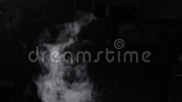 新鲜煮熟的食物中的蒸汽或蒸气云做饭的时候蒸起来慢镜头拍摄白色烟雾视频的预览图