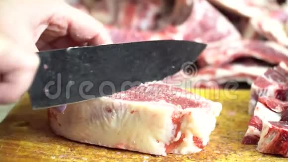 用一把锋利的刀在木板上切肥羊肉视频的预览图