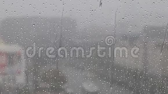 雨天雨滴滑落在窗口视频的预览图