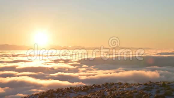 日落过白云从山上看草和雪视频的预览图