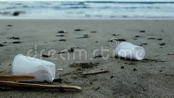 塑料玻璃垃圾在沙海海岸波浪运动污染自然西伦托视频的预览图