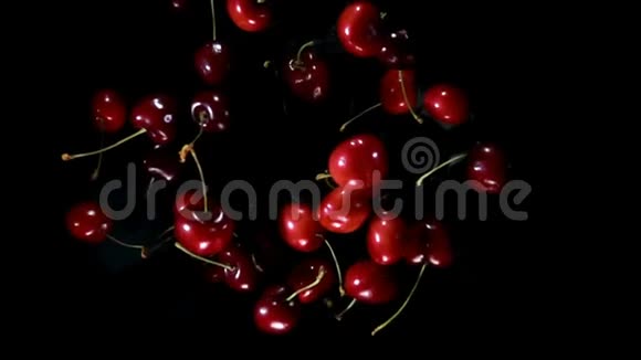 美味多汁的樱桃在黑色的背景上反弹视频的预览图