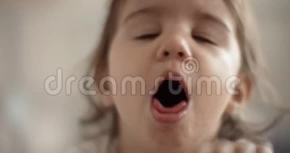 一个小女孩得了流感感冒咳嗽视频的预览图